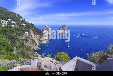 Splendido paesaggio paradisiaco con mare azzurro in estate giorno di sole Foto Stock