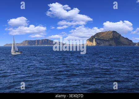 Vista sul Golfo di Napoli: Sullo sfondo il monte di Procida e il promontorio di Capo Miseno, Italia Foto Stock