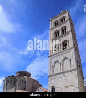 Scorcio del campanile della Cattedrale di Santa Anastasia e della Chiesa di San Donato Foto Stock