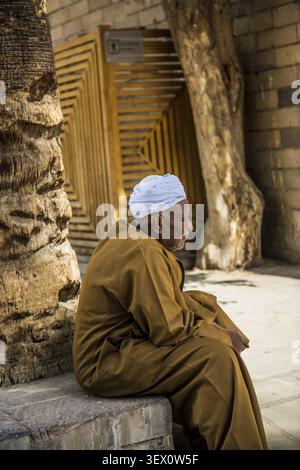 Portait, uomo che indossa abiti tradizionali, tempio di Karnak, Luxor, Egitto Foto Stock