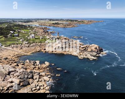 Vista aerea del caratteristico faro di Phare de Ploumanac'h, anche Phare de Mean Ruz, circondato da spettacolari formazioni rocciose di granito rosa rotondo Foto Stock