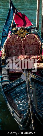Gondola veneziana tradizionale, primo piano dell'interno a Venezia, Italia Foto Stock