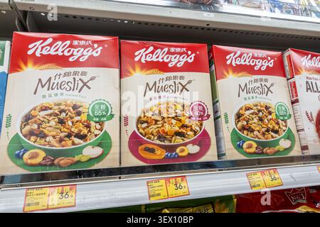 Cereali da colazione Kellogg's Mueslix, scaffale del supermercato Wellcome, Hong Kong Foto Stock