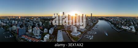Vista aerea al tramonto della città di Brisbane e del fiume Brisbane in Australia Foto Stock