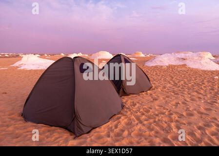 Due tende a cupola sulla sabbia al crepuscolo con formazioni di gesso bianco, Deserto Bianco, Egitto Foto Stock