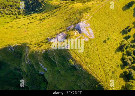 Vista aerea della cima del Monte Colmegnone a Laglio con vista sul Lago di Como in estate. Laglio, provincia di Como, Lombardia, Italia, Europa. Foto Stock