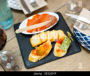 Diversi tipi di tapas sul tavolo Foto Stock