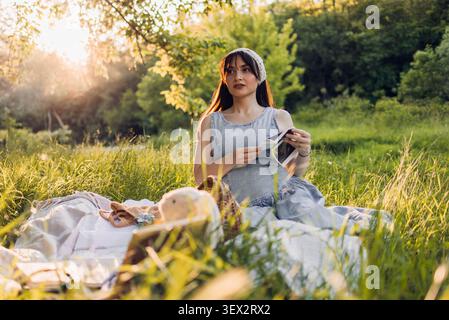 Donna incinta azienda foto di ultrasuoni Foto Stock