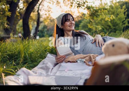 Donna incinta che guarda l'ecografia del bambino Foto Stock