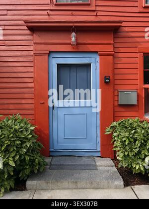 Porta d'ingresso imperfetta in un edificio rosso Foto Stock