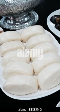 Piatto di lancio top down con soffici White Buns, sfondo argento e ciotola per riso Foto Stock