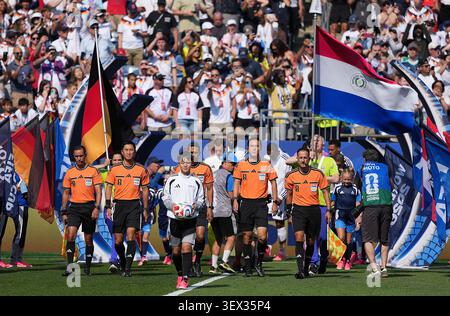 Boston, Stati Uniti. 29 giugno 2026. Gli arbitri entrano nello stadio prima della partita del 32 tra Germania e Paraguay alla Coppa del mondo FIFA 2026 al Boston Stadium di Boston, negli Stati Uniti, il 29 giugno 2026. Crediti: Huang Zongzhi/Xinhua/Alamy Live News Foto Stock