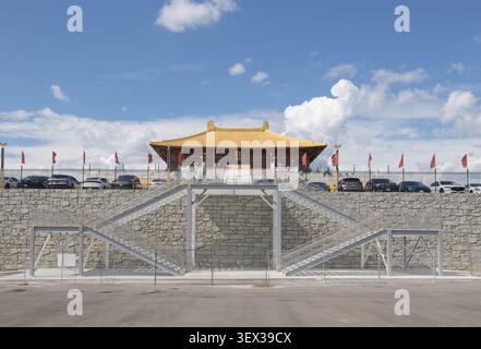 Una vista affascinante di una scala a chiocciola in un edificio moderno, che mostra eleganti ringhiere in legno e pareti in marmo. Questa fotografia architettonica è i Foto Stock