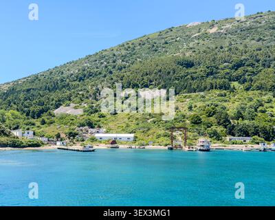 17 giugno 2026, Albania, Sazan: Il porto abbandonato sull'isola albanese di Sazan. In Albania, ci sono regolari proteste contro un progetto turistico sulla·costa occidentale del paese che è collegato a Jared Kushner, genero del presidente degli Stati Uniti Donald Trump. Foto: Peter Kneffel/dpa Foto Stock