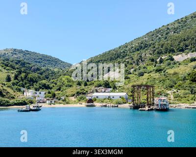 17 giugno 2026, Albania, Sazan: Il porto abbandonato sull'isola albanese di Sazan. In Albania, ci sono regolari proteste contro un progetto turistico sulla·costa occidentale del paese che è collegato a Jared Kushner, genero del presidente degli Stati Uniti Donald Trump. Foto: Peter Kneffel/dpa Foto Stock