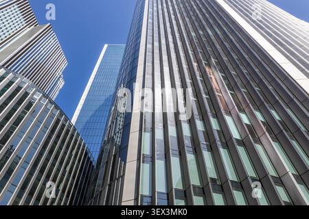 Guardando in alto gli edifici di uffici in vetro e acciaio della città Foto Stock