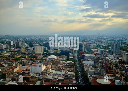 Skyline nebbioso e Sunbeam su città del Messico (città del Messico, Messico) Foto Stock