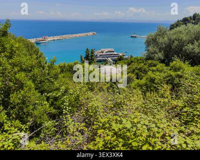 17 giugno 2026, Albania, Sazan: Il porto abbandonato sull'isola albanese di Sazan. In Albania, ci sono regolari proteste contro un progetto turistico sulla·costa occidentale del paese che è collegato a Jared Kushner, genero del presidente degli Stati Uniti Donald Trump. Foto: Peter Kneffel/dpa Foto Stock