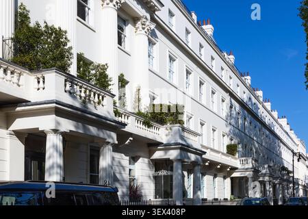 Case classiche a schiera in stucco britannico Foto Stock