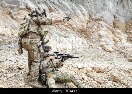 Soldati delle forze speciali STATUNITENSI impegnati in operazioni di combattimento, manovre di squadra militare moderna, ambiente di guerra tattica, distacco professionale delle forze armate Foto Stock