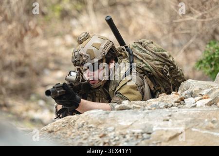 Esercito DEGLI STATI UNITI, soldato delle forze speciali impegnato in operazioni di combattimento, manovra militare moderna, ambiente di guerra tattica, forza armata professionale Foto Stock