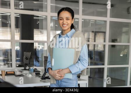 Giovane dipendente con cartella documenti Foto Stock