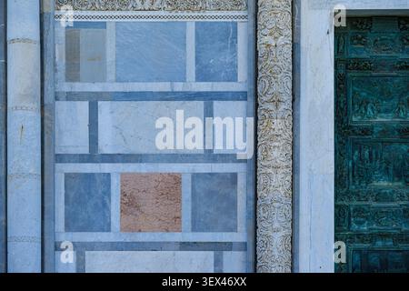 Dettagli della facciata occidentale e una sezione del portale principale della Cattedrale di Santa Maria Assunta, su Piazza del Duomo, Pisa, Toscana, Italia. Foto Stock