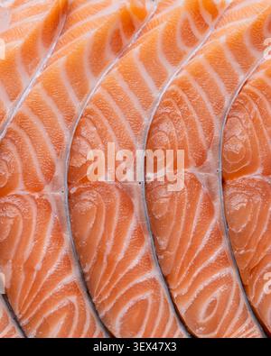 Bistecche di salmone fresche su pesce verticale ghiacciato per il pesce crudo Foto Stock