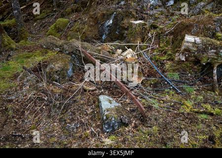 Rifiuti agricoli e domestici scartati vicino al castello di Tioram. Argyll e Bute, Scozia, Regno Unito Foto Stock
