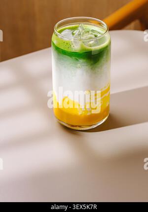 Latte matcha freddo con purea di mango per una bevanda rinfrescante e salutare Foto Stock
