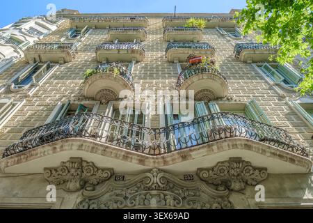 Barcellona - Spagna - 05-31-2026: Facciata del Modernismo Catalano, sculture in pietra ornate, Appartamento residenziale, quartiere storico Foto Stock