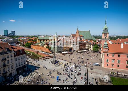 Vista ad alto angolo del Castello reale e della Piazza del Castello dal Campanile della Chiesa di Sant'Annes a Varsavia in Polonia Foto Stock