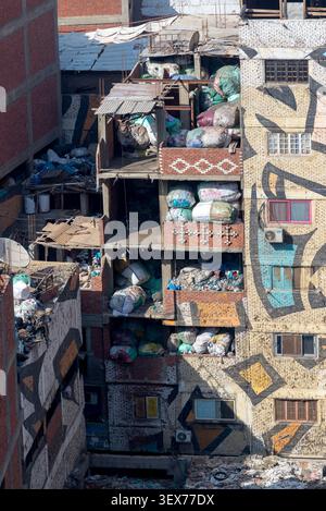 Balle di riciclaggio impilate sui balconi, Garbage City (villaggio di Moqattam), Egitto Foto Stock