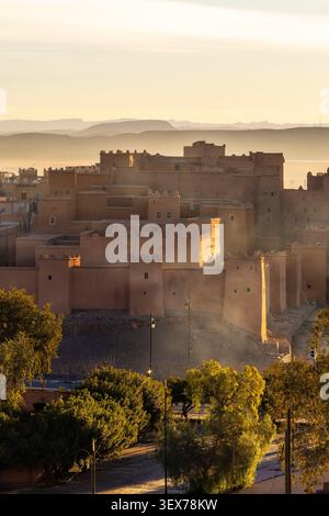 Marocco, regione di Drâa-Tafilalet, provincia di Ouarzazate, Ouarzazate, Kasbah di Taourirt all'alba Foto Stock