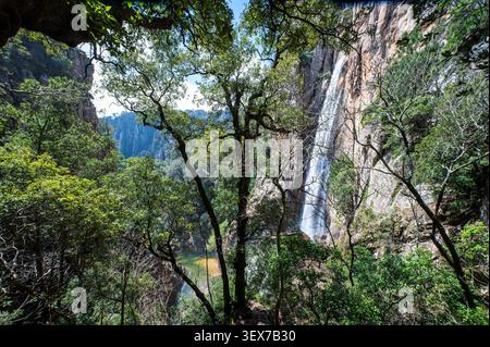 Francia, Corse-du-Sud (2A), alta Rocca, San-Gavino-di-Carbini, il massiccio dell'ospedale, cascata Piscia di Ghjaddu Foto Stock