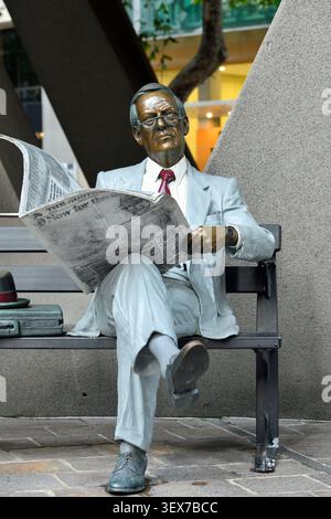 Australia, nuovo Galles del Sud, Sydney, centro città, Australia Square, scultura iperrealistica in attesa di J. Seward Johnson Jr., raffigurante un uomo seduto su una panchina che legge il giornale australiano Foto Stock