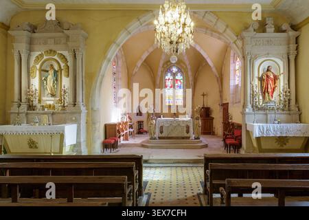 Francia, Meurthe et Moselle, Charmes la Côte, chiesa della Natività della Vergine Maria, il coro, gli altari laterali dedicati alla Vergine Maria e al Sacro cuore di Gesù, vetrata sullo sfondo raffigurante l'Annunciazione Foto Stock