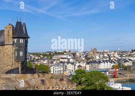 Francia, Manche, Cotentin, Granville, la città alta costruito su di un promontorio roccioso all'estrema punta orientale della baia di Mont Saint Michel, la città bassa e la chiesa di Saint Paul Foto Stock