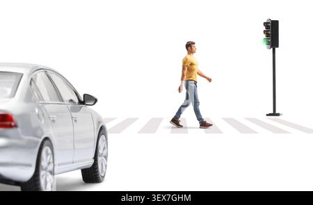 Auto e un pedone maschile all'incrocio zebra isolato su sfondo bianco Foto Stock