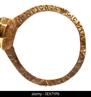 Un anello intaglio di nicolo, "Thalie", con Thalia, la musa greca della commedia, in piedi e tenendo in mano una maschera, con un intaglio ottagonale e un'iscrizione greca sul supporto dorato. Foto Stock