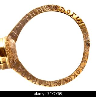 Un anello intaglio di nicolo, 'Thalie', con Thalia, la musa greca della commedia, in piedi e tenendo in mano una maschera, scolpita in un intaglio ottagonale e incastonata in un supporto d'oro con un'iscrizione greca sulla banda, del III o IV secolo d.C. Foto Stock