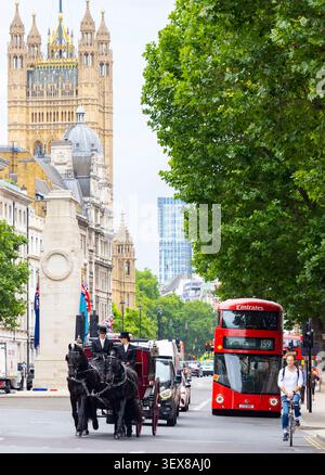 Londra, Regno Unito 30 giugno 2026 Una carrozza trainata da cavalli passa il Cenotaph a Whitehall. Foto Stock