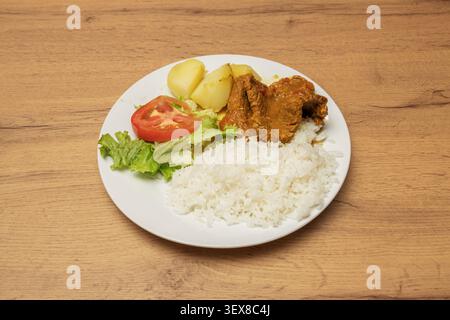 Un piatto profondo di stufato di manzo, bollito nei propri succhi con cipolle, pomodori, peperoni e spezie, Foto Stock