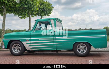 Lelystad, Paesi Bassi, 21 giugno 2026, Chevrolet C10 Custom, classico pick up truck americano al National Old Timer Day Foto Stock