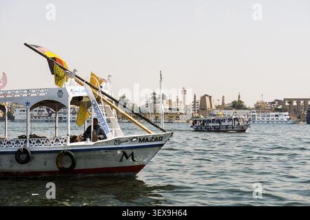 Città e barche sul Nilo, Luxor, alto Egitto, Egitto Foto Stock