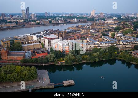 Immagine aerea del bacino di Shadwell e del fiume Tamigi all'alba Foto Stock