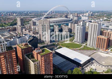 Immagine aerea sugli appartamenti di Wembley Park e sullo skyline dello stadio di Wembley Foto Stock