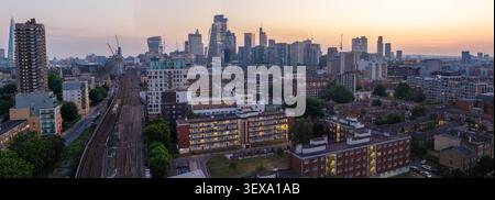 Panorama aereo dei binari ferroviari di Londra e skyline della città al tramonto Foto Stock