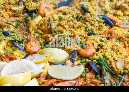 Paella di pesce tradizionale spagnolo con gamberi e cozze Foto Stock