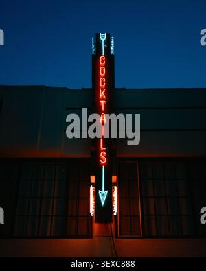 L'insegna al neon dell'Office Bar di notte, San Diego, California Foto Stock